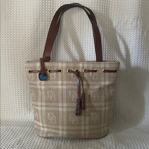 Dooney & Bourke Jacquard Signature Tote Shoulder Bag Handbag Purse tan neutral